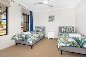 4 عدّة غرف نوم ومكواة/لوح كي وواي فاي وملاءات أسرّة