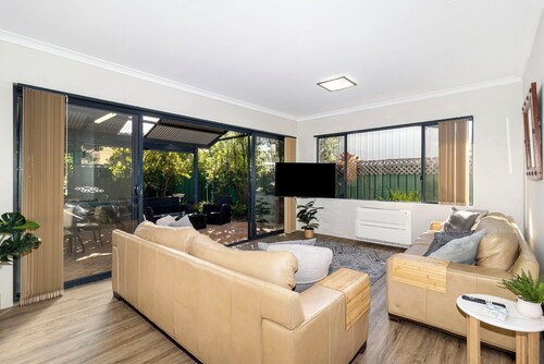 Meters to Beach, Short Walk to Town!