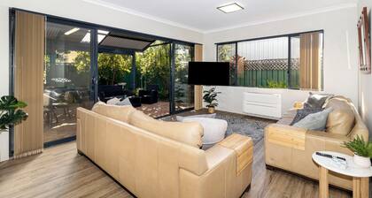 Meters to Beach, Short Walk to Town!