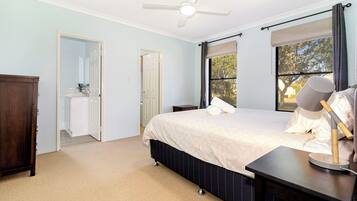 4 bedrooms, iron/ironing board, WiFi, bed sheets