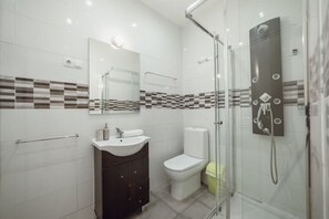 淋浴设施、吹风机、毛巾、肥皂