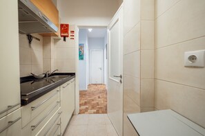 Kühlschrank, Mikrowelle, Ofen, Wasserkocher mit Kaffee-/Teezubehör