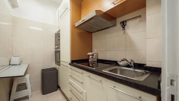 Fridge, microwave, oven, coffee/tea maker