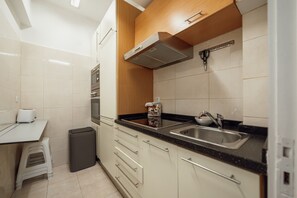 Fridge, microwave, oven, coffee/tea maker