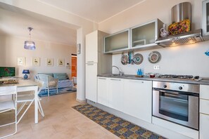 Kühlschrank, Ofen, Herdplatte, Kochgeschirr/Geschirr/Besteck