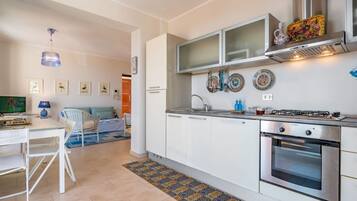 KĂŒhlschrank, Ofen, Herdplatte, Kochgeschirr/Geschirr/Besteck