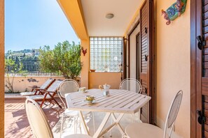 Outdoor dining - GuestHost - Elegant 60 sqm apartment in Taormina, located on the ground floor and featuring a spacious terrace, perfect for relaxing and enjoying the Mediterranean climate. The property is just a short walk from the heart of Taormina, known for its histo (Taormina)
