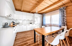 Een vaatwasser, een koffiezetapparaat/waterkoker