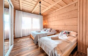 4 bedrooms, iron/ironing board, free WiFi, bed sheets