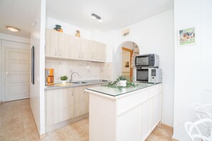 Fridge, microwave, oven, coffee/tea maker - Apartment 100 m from the sea and parking (Empuriabrava)