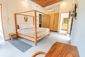 4 bedrooms, in-room safe, desk, iron/ironing board