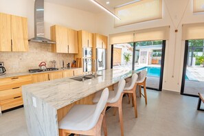 Geladeira, micro-ondas, fogão, cooktop