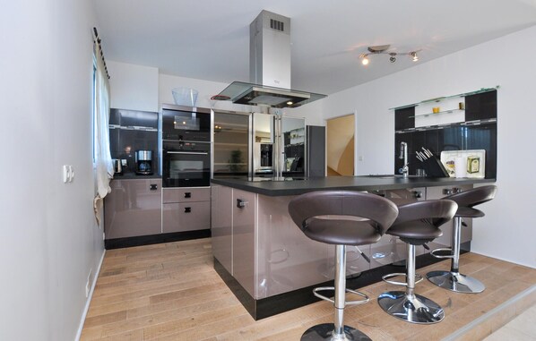 Oven, stovetop, dishwasher, coffee/tea maker