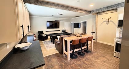 "Country Charm & Game Room Fun, Pool Table, Screens, & Xbox, Close to Stilly!"