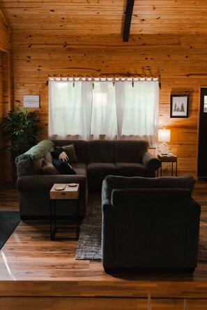 Smart TV, fireplace, books - Cozy Pet-Friendly Cabin in Hocking Hills with Hot Tub, Firepit and Hiking Nearby (Logan)