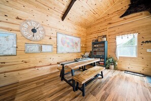 Dining - Bear's Den Retreat • Hot Tub • Soak Tub • Dog Friendly • Hocking Hills Cabin (Logan)