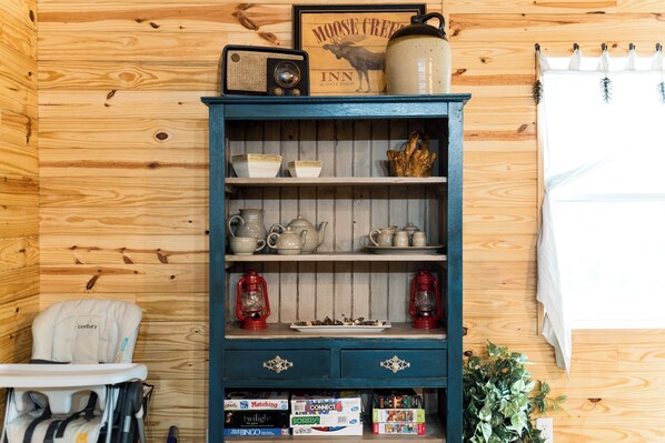 Interior - Bear's Den Retreat • Hot Tub • Soak Tub • Dog Friendly • Hocking Hills Cabin (Logan)