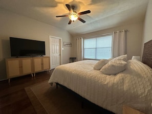 Desk, iron/ironing board, WiFi, bed sheets