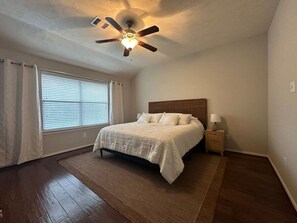 Desk, iron/ironing board, WiFi, bed sheets