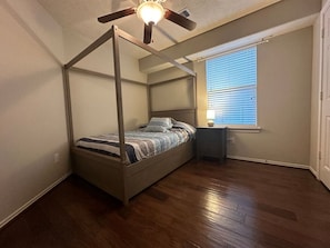 Desk, iron/ironing board, WiFi, bed sheets