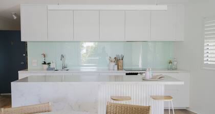 Sandy by Salty Stays - Centrally located in Sunshine Beach, walk to the Village