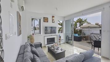 Villa, 3 Bedrooms, Balcony, Garden View | Living room