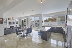 Villa, 3 chambres, balcon, vue sur le jardin | Salle Ă manger