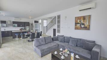 Villa, 3 Bedrooms, Balcony, Garden View | Living room