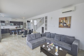 Villa, 3 Schlafzimmer, Balkon, Gartenblick | Wohnzimmer