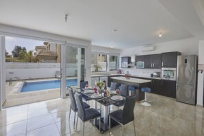 Villa, 3 Yatak Odası, Balkon, Bahçe Manzaralı | Yemek odası