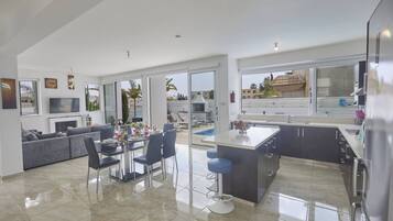 Villa, 3 Bedrooms, Balcony, Garden View | Dining room
