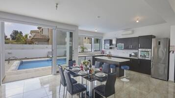 Villa, 3 Bedrooms, Balcony, Garden View | Dining room