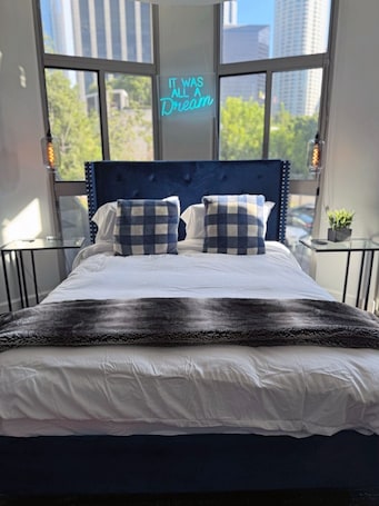 WiFi, bed sheets. Downtown LA - Free Parking- Legends Loft!