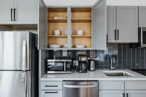 Refrigerador, microondas, horno, placa de cocina