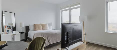 Tabla de planchar con plancha, wifi y ropa de cama