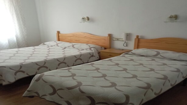 1 bedroom - Room-cozy Double Room With Private Bathr (Valdes)