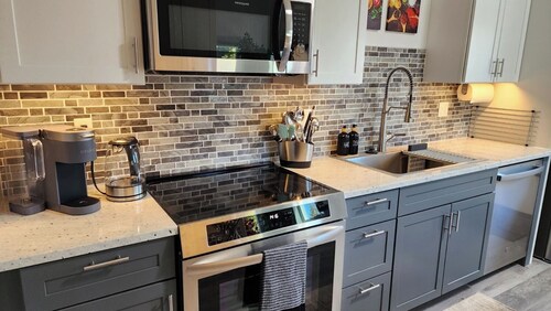 Modern Cozy Furnished Retreat in Fabulous Eugene
