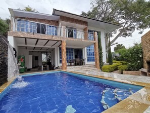 Una piscina al aire libre
