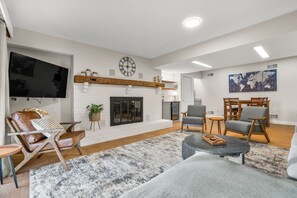 Smart-TV, Kamin, Tischtennisplatte