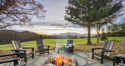 Extreme privacy/Acreage/Hot Tub/Mountain Views/Central!!