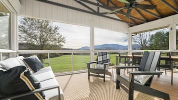 Smart-TV, Kamin, Tischtennisplatte