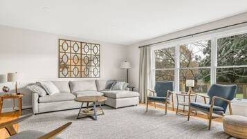 Smart-TV, Kamin, Tischtennisplatte