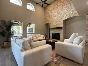 Televisión y chimenea 