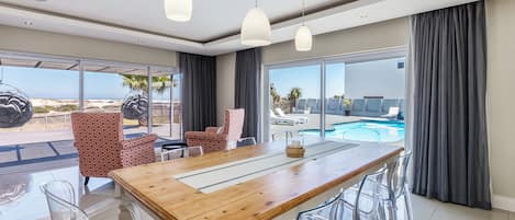 Villa, 5 habitaciones, con acceso para personas discapacitadas, alberca privada | Restaurantes