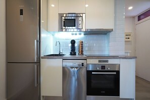 Fridge, microwave, oven, stovetop - Apartment-4people-Parking-Castelledefels-Bikes-Bbq (Castelldefels)