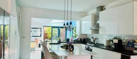 Fridge, oven, stovetop, dishwasher