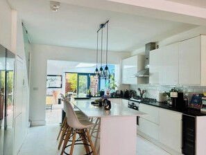 Fridge, oven, stovetop, dishwasher - TownHouse by Notting Hill - Sleeps5/PetsOk/Tv/Wifi (London)