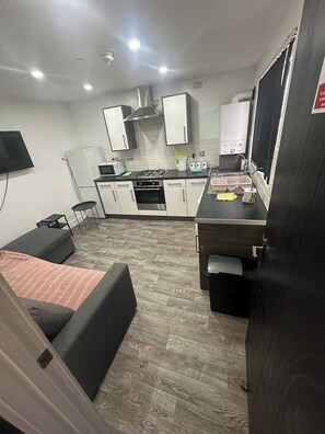 Fridge, microwave, oven, stovetop - Cardiff Cathedral Apartment (CARDIFF)