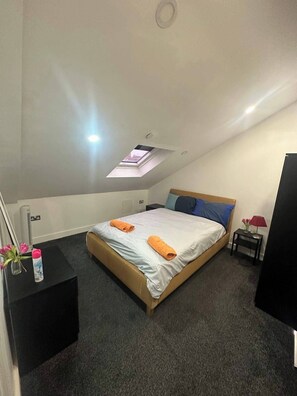 1 bedroom, WiFi, bed sheets - Cardiff Cathedral Apartment (CARDIFF)