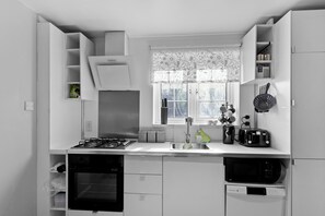 Refrigerador, microondas, horno, placa de cocina